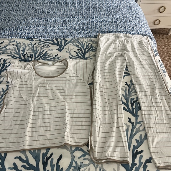 LAKE Other - Like New! Lake Pajamas short sleeve top & pants in sand stripe